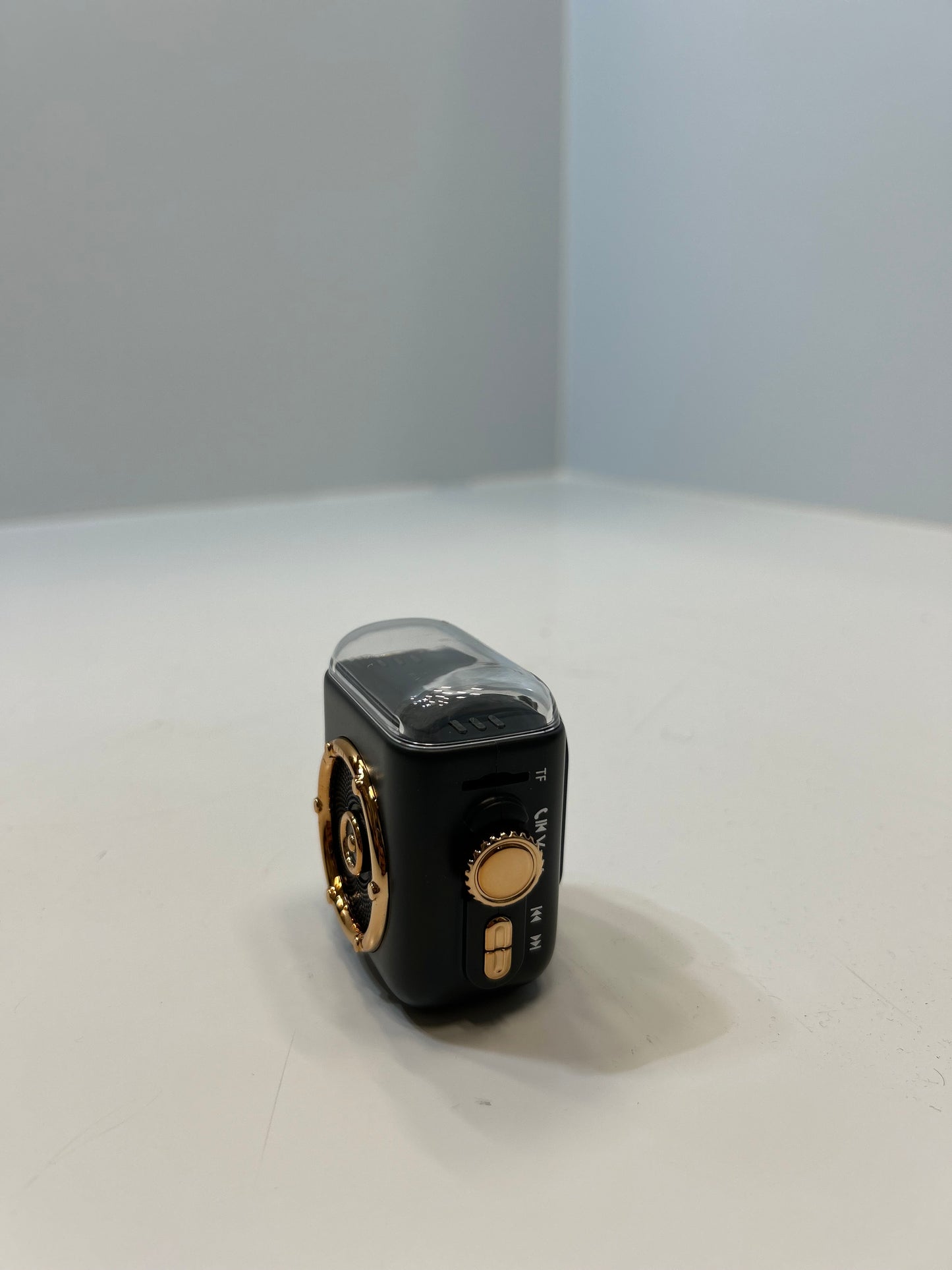 🕰️ Mini Enceinte Bluetooth Rétro avec Affichage de l’heure et Éclairage Ambiant