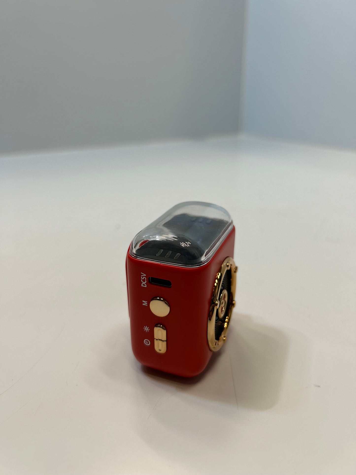 🕰️ Mini Enceinte Bluetooth Rétro avec Affichage de l’heure et Éclairage Ambiant