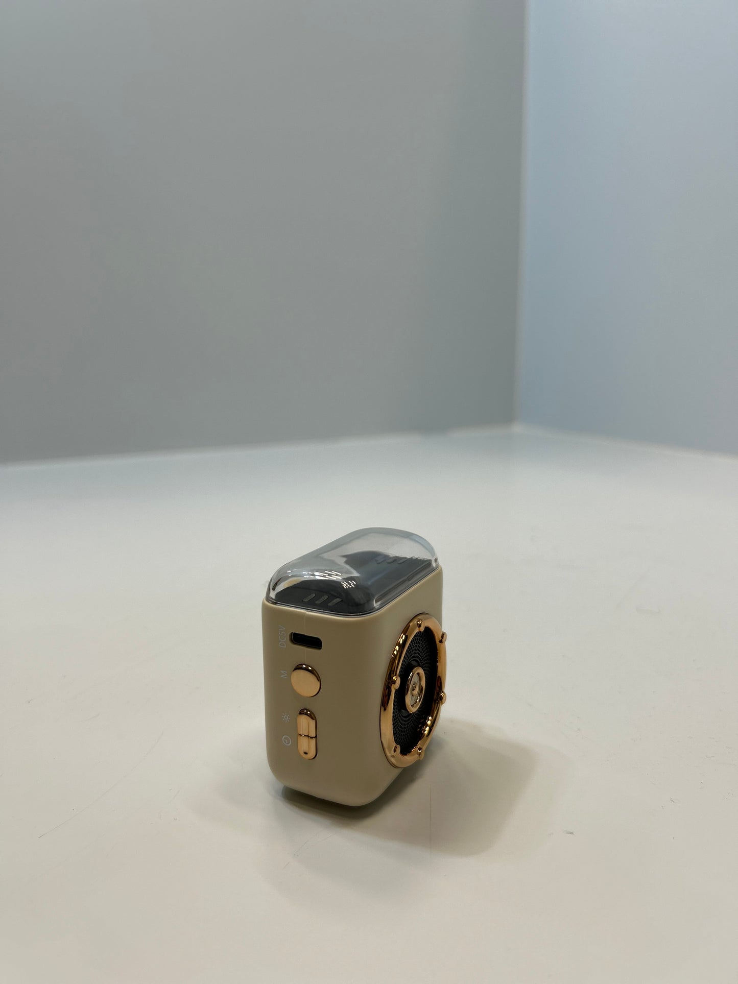 🕰️ Mini Enceinte Bluetooth Rétro avec Affichage de l’heure et Éclairage Ambiant
