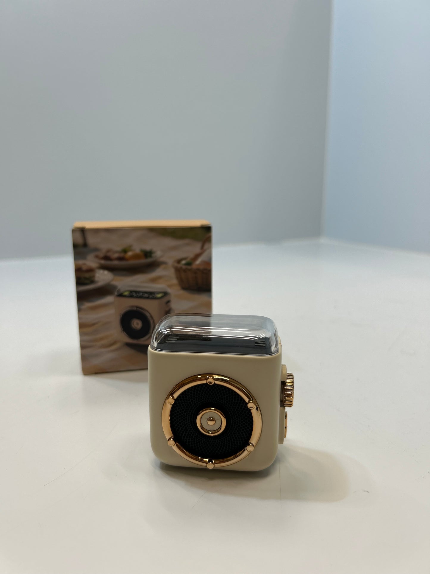 🕰️ Mini Enceinte Bluetooth Rétro avec Affichage de l’heure et Éclairage Ambiant