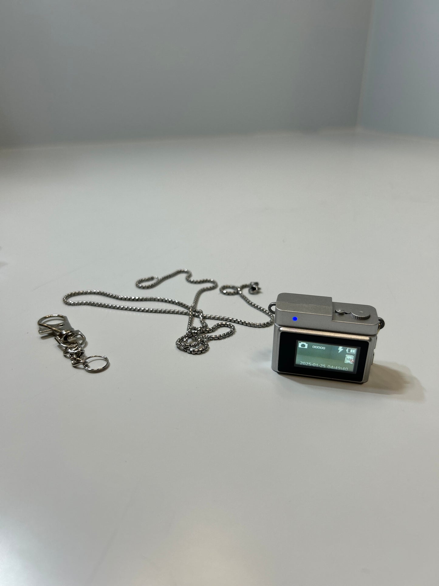 📸 Mini Appareil Photo Pendentif – Capturez Vos Moments en Toute Discrétion