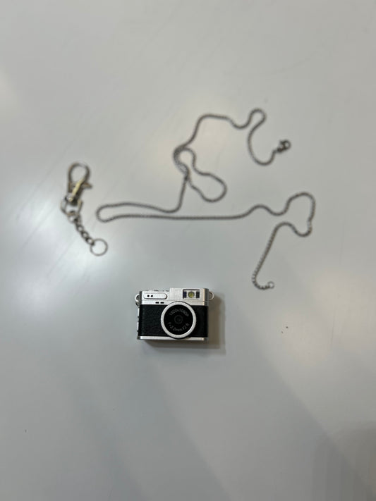 📸 Mini Appareil Photo Pendentif – Capturez Vos Moments en Toute Discrétion