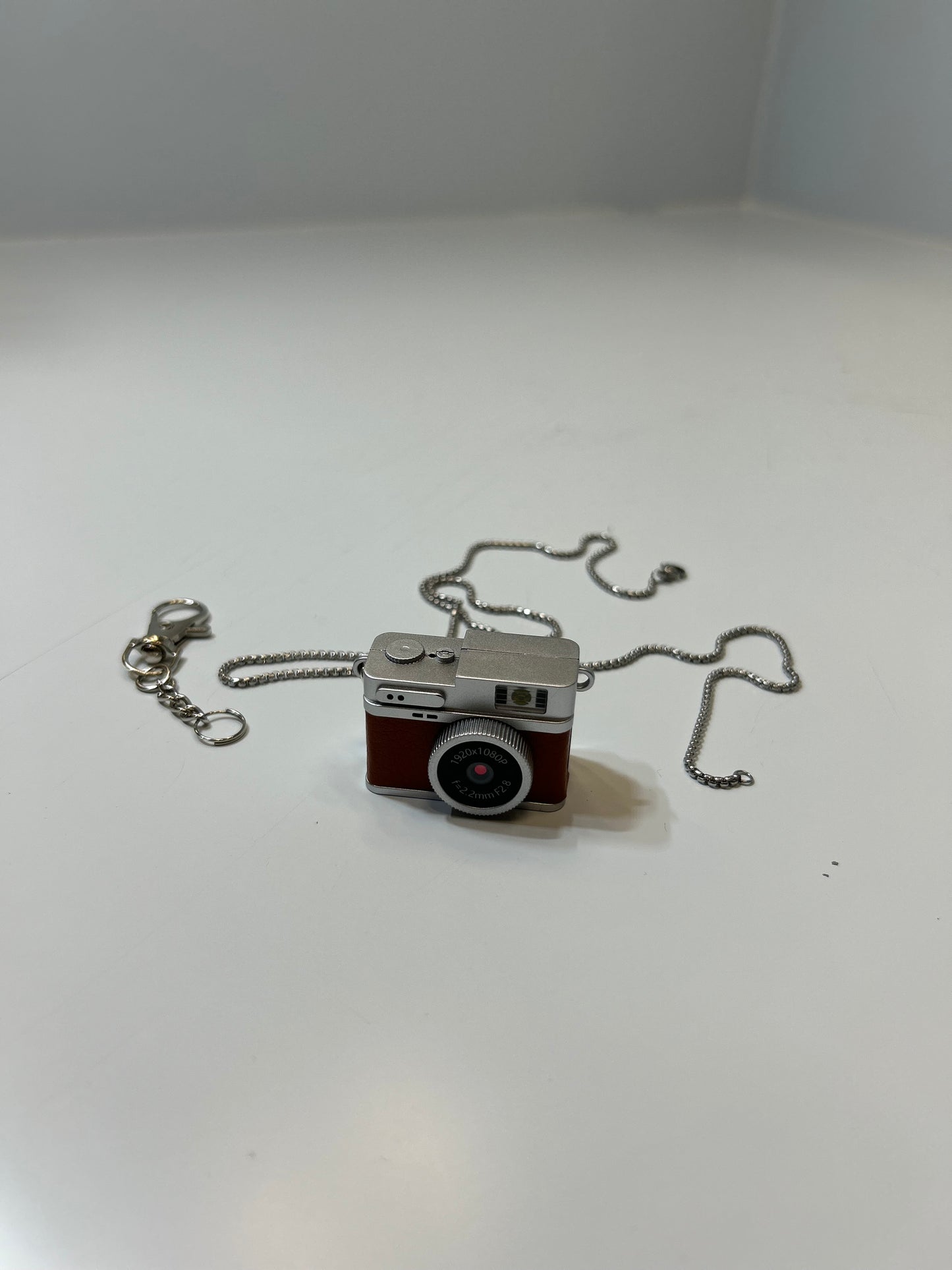 📸 Mini Appareil Photo Pendentif – Capturez Vos Moments en Toute Discrétion