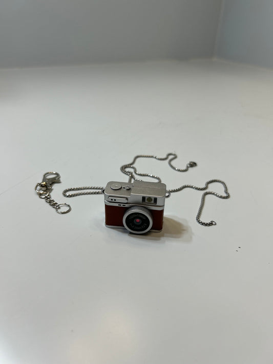 📸 Mini Appareil Photo Pendentif – Capturez Vos Moments en Toute Discrétion