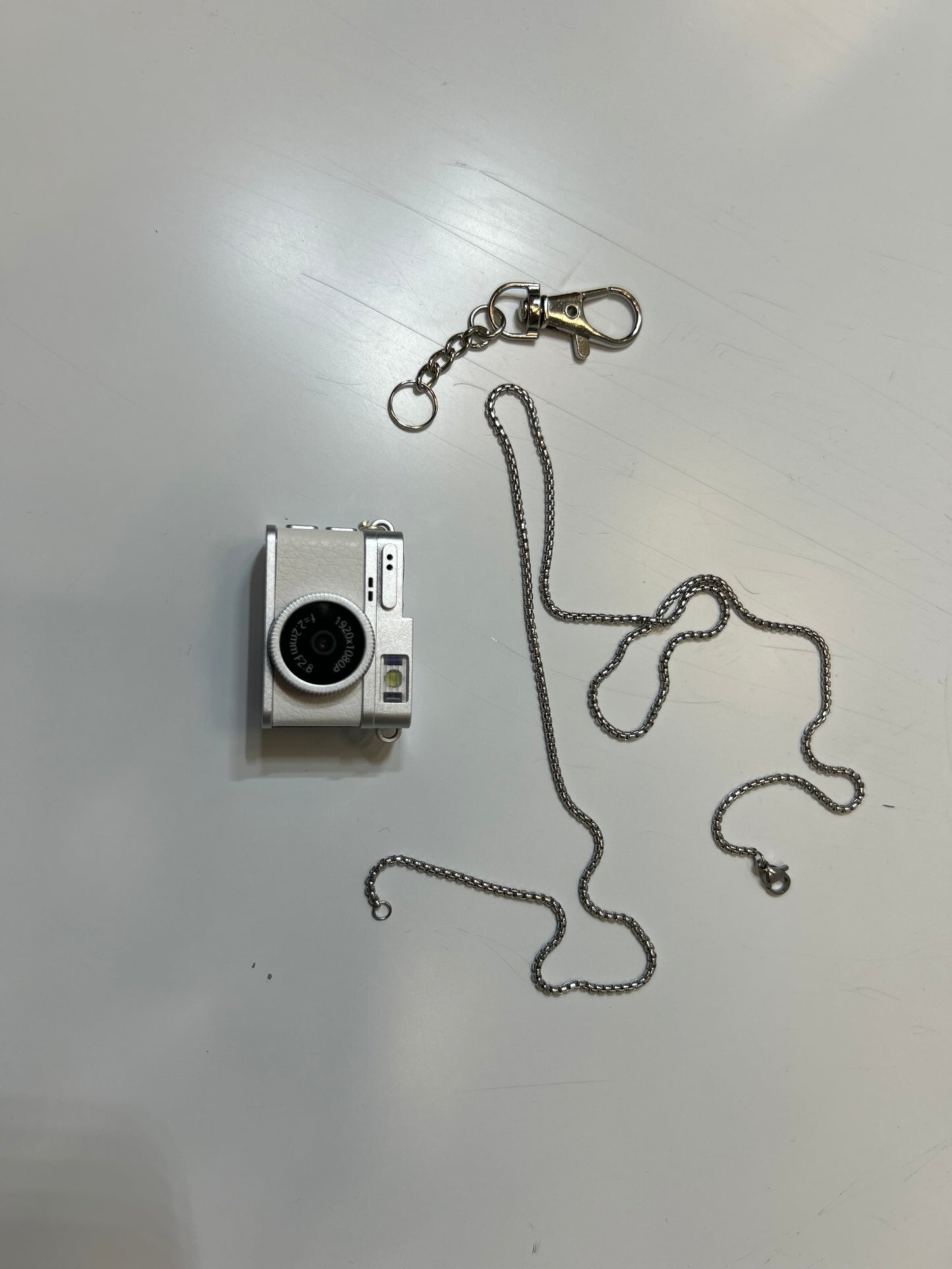 📸 Mini Appareil Photo Pendentif – Capturez Vos Moments en Toute Discrétion